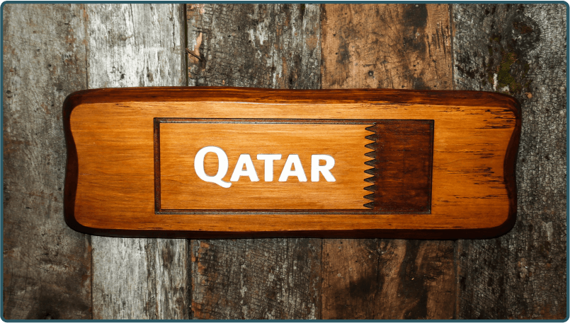 Letrero Qatar en madera CNC
