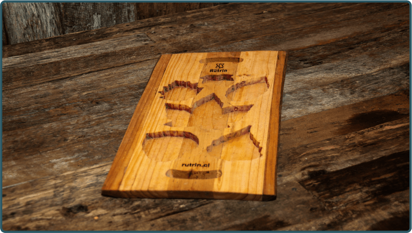 Tabla de madera tallada 